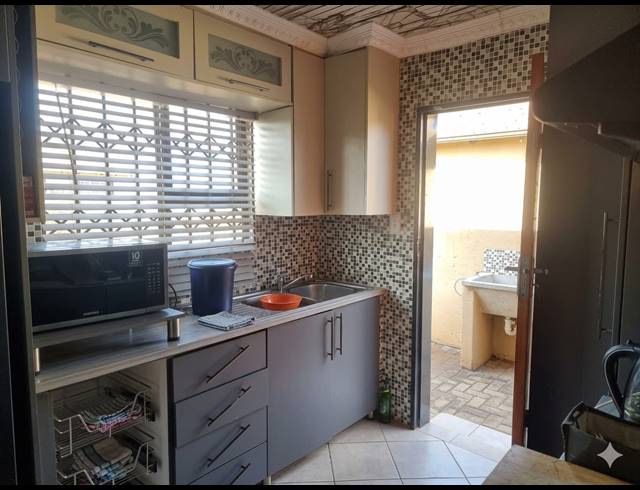 3 BEDROOM HOUSE FOR SALE IN BEVERLEY HILLS
